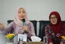 Pj ketua PKK Aceh, Ayu Marzuki dalam Rapat Koordinasi Bidang Intervensi Spesifik dan Sensitif TPPS Aceh, di Aula BKKBN Aceh, Selasa, (12/12/2023). (Foto: Dok. Adpim Pemrov Aceh)