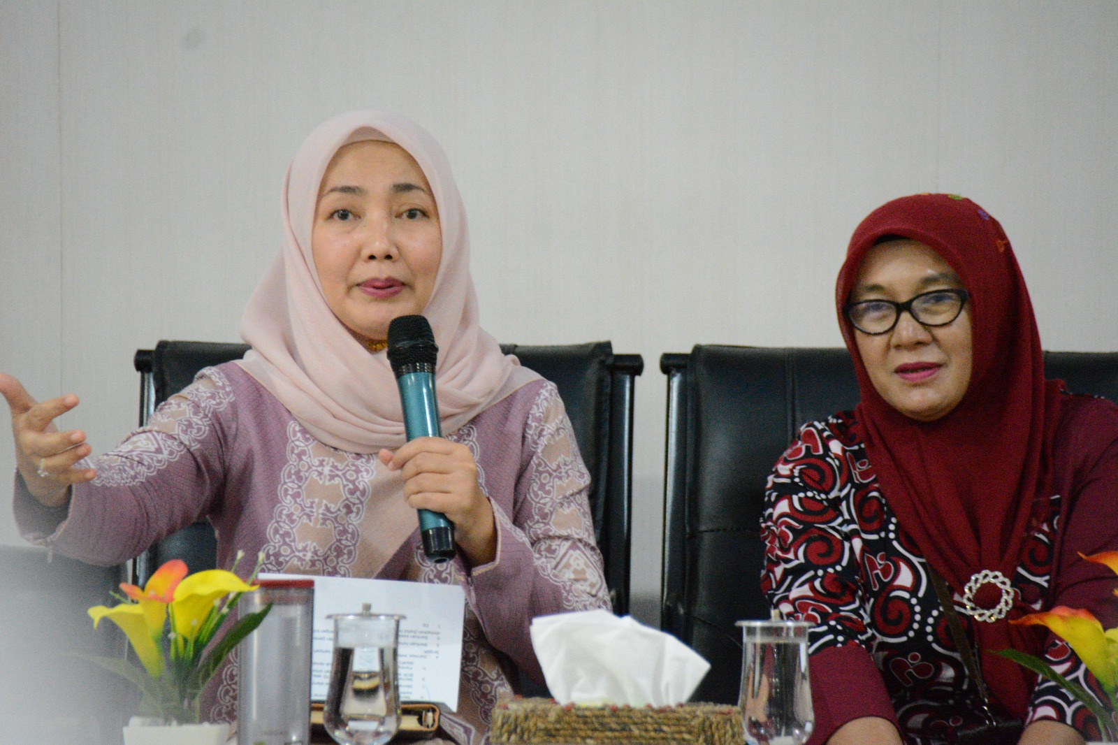 Pj ketua PKK Aceh, Ayu Marzuki dalam Rapat Koordinasi Bidang Intervensi Spesifik dan Sensitif TPPS Aceh, di Aula BKKBN Aceh, Selasa, (12/12/2023). (Foto: Dok. Adpim Pemrov Aceh)