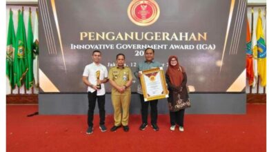 Pj Bupati Aceh Jaya Dr. Nurdin didampingi sekda T Reza Fahlevi dan Kaban Bappeda Rahmad serta perwakilan kemendagri usai menerima penghargaan dari kemendagri, Selasa (12/12/2023). (Foto: Dok. Humas Aceh Jaya)