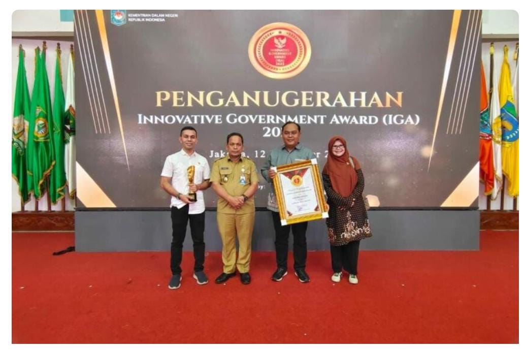 Pj Bupati Aceh Jaya Dr. Nurdin didampingi sekda T Reza Fahlevi dan Kaban Bappeda Rahmad serta perwakilan kemendagri usai menerima penghargaan dari kemendagri, Selasa (12/12/2023). (Foto: Dok. Humas Aceh Jaya)