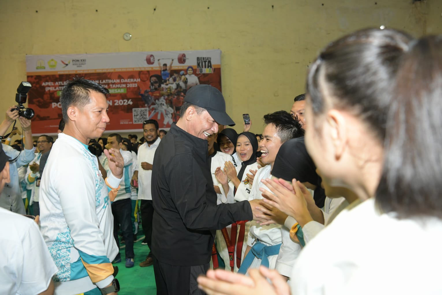 Penjabat Gubernur Aceh Achmad Marzuki, berdialog dengan atlet Aceh peserta Pemusatan Latihan Daerah (Pelatda) Pekan Olahraga Nasional Komite Olahraga Nasional Indonesia (KONI) Aceh tahun 2023, dalam rangka persiapan menghadapi PON XXI tahun 2024, di GOR KONI Aceh, Selasa (12/12/2023) pagi. (Foto: Adpim Pemprov Aceh)