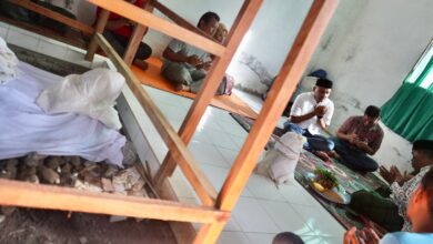 Calon Anggota Legislatif DPR RI dari Partai Demokrasi Indonesia Perjuangan (PDIP) nomor urut 2, Jamaluddin Idham berziarah ke makam ulama di Pidie, Aceh. (Foto: MC JI)