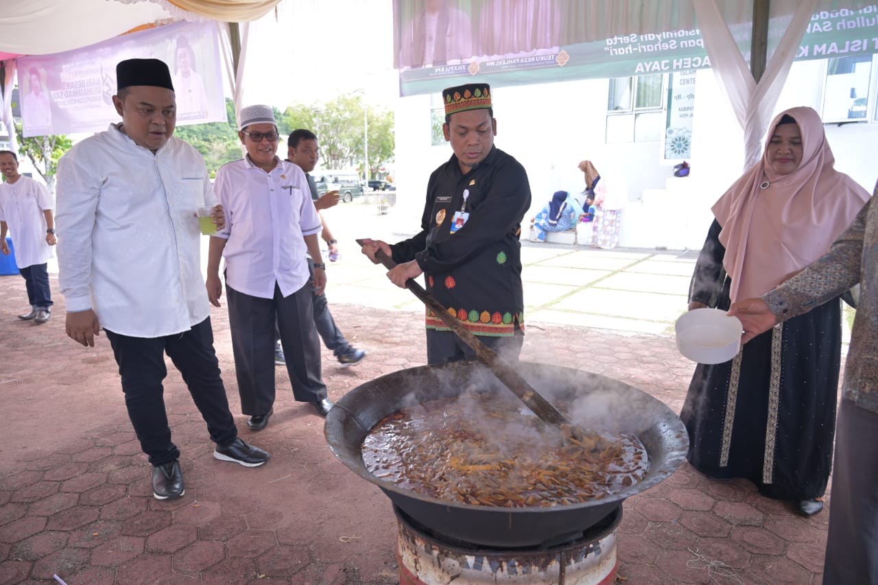 Pj Bupati Aceh Jaya Dr. Nurdin didampingi Sekda T Reza Fahlevi saat meninjau Stand SKPK yang sedang memasak kuah beulangong, Kamis (14/12/2023). (Foto: Distori/Zahlul Akbar)