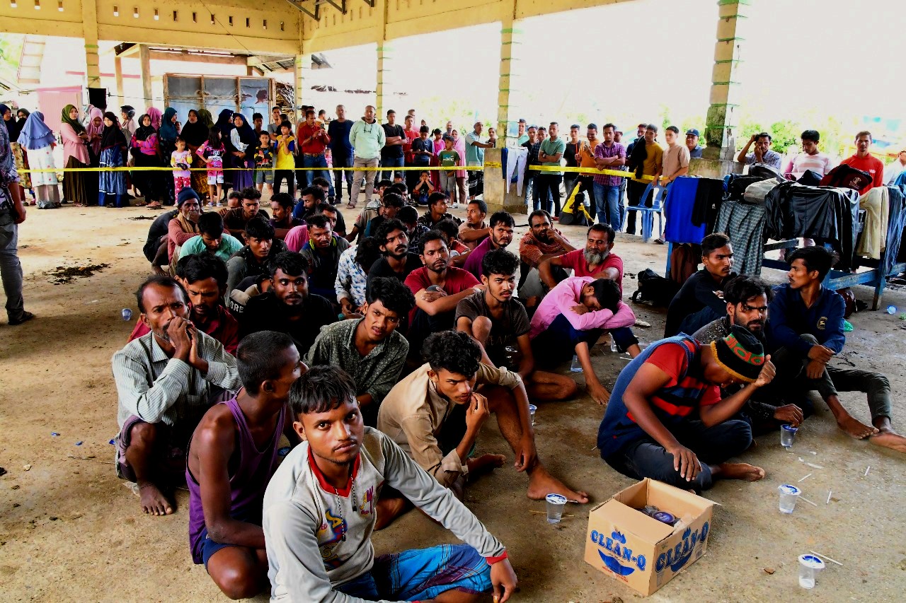 Polisi mengamankan 50 imigran Rohingya yang kembali masuk ke Aceh Timur melalui jalur perairan Gampong Seunebok Baro, Kecamatan Darul Aman pada hari Kamis, (14/12/2023). (Foto: Dok. Polres Aceh Timur)