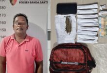 Polisi mengamankan seorang pria di Lhokseumawe beserta barang bukti ganja. (Foto: Dok. Polisi)