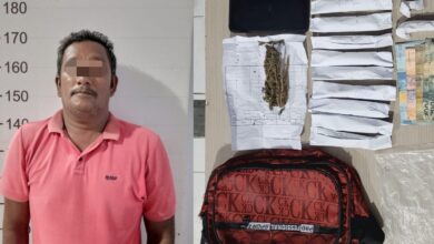 Polisi mengamankan seorang pria di Lhokseumawe beserta barang bukti ganja. (Foto: Dok. Polisi)
