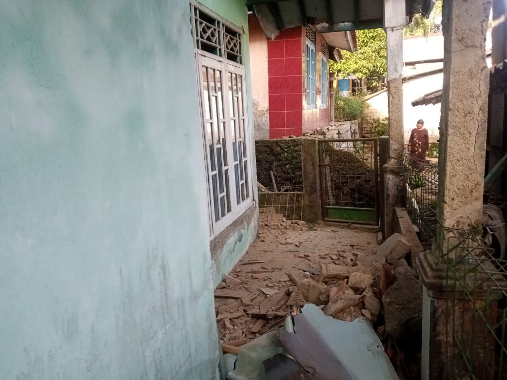Rumah warga yang rusak akibat gempa bumi di Kabupaten Sukabumi, Jawa Barat, Kamis (14/12/2023). (Foto: BPBD Kabupaten Bogor)