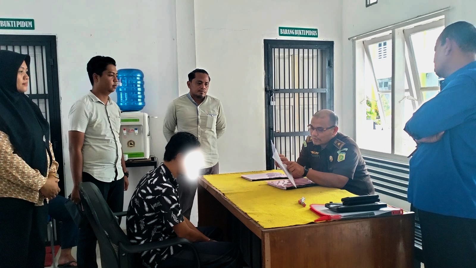 Oknum pimpinan dayah pelaku pemerkosa santri diserahkan ke Kejaksaan Negeri (Kejari) setempat. (Foto: Dok. Polres Langsa)