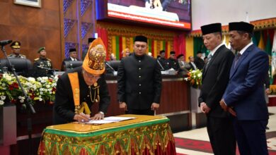Pj. Gubernur Aceh, Achmad Marzuki bersama ketua DPRA, Zulfadli menyaksikan pengukuhan Wali Nanggroe Aceh, Malek Mahmud Al-Haytar masa jabatan 2023-2028 pada Rapat Paripurna Istimewa Dewan Perwakilan Rakyat Aceh (DPRA) di Gedung Utama DPRA, (Jumat, 15/12/2023). (Foto: Adpim Pemprov Aceh)