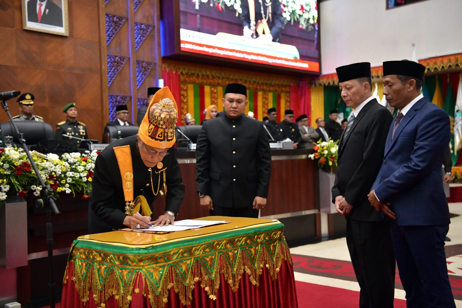 Pj. Gubernur Aceh, Achmad Marzuki bersama ketua DPRA, Zulfadli menyaksikan pengukuhan Wali Nanggroe Aceh, Malek Mahmud Al-Haytar masa jabatan 2023-2028 pada Rapat Paripurna Istimewa Dewan Perwakilan Rakyat Aceh (DPRA) di Gedung Utama DPRA, (Jumat, 15/12/2023). (Foto: Adpim Pemprov Aceh)