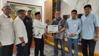 Ketua Umum KONI Aceh H. Kamaruddin Abu Bakar, pada kunjungan ke Kantor BSI Pusat Regional Aceh, Jumat, (15/12/2023). (Foto: Dok. Koni Aceh)