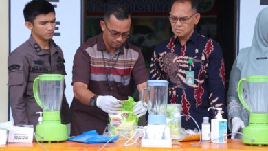 Pemusnahan barang bukti narkoba dengan cara di blender di lobi Sat Resnarkoba Polres Lhokseumawe, Kamis (14/12/2023). (Foto: Dok. Polres Lhokseumawe)