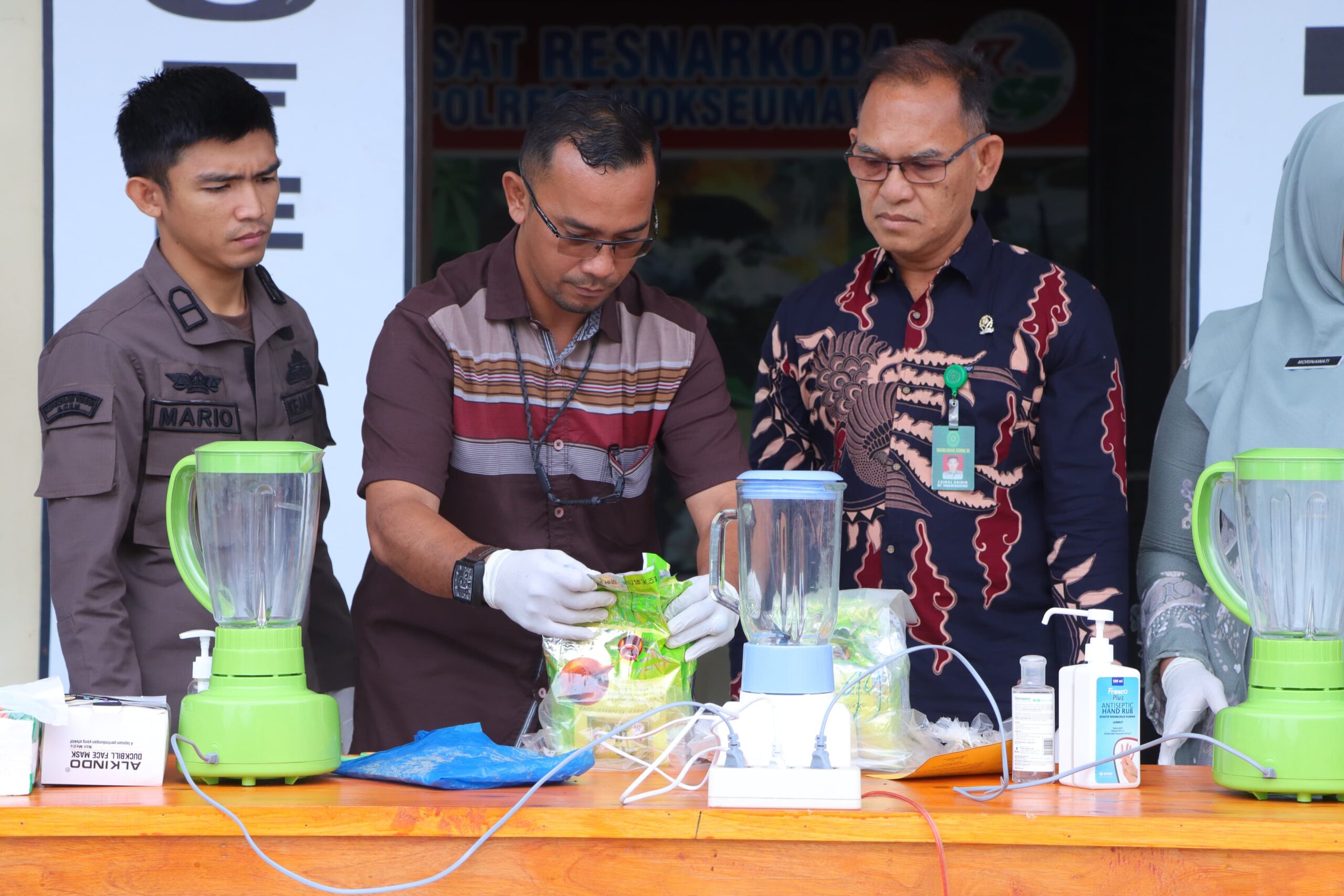 Pemusnahan barang bukti narkoba dengan cara di blender di lobi Sat Resnarkoba Polres Lhokseumawe, Kamis (14/12/2023). (Foto: Dok. Polres Lhokseumawe)