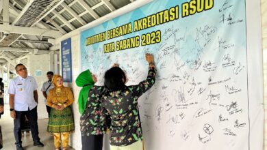 Pj Wali Kota Sabang Reza Fahlevi yang ikut hadir dalam Pembukaan survei akreditasi RSUD Kota Sabang, di Aula rumah sakit setempat, Kamis (14/12). (Foto: Prokopim Sabang)