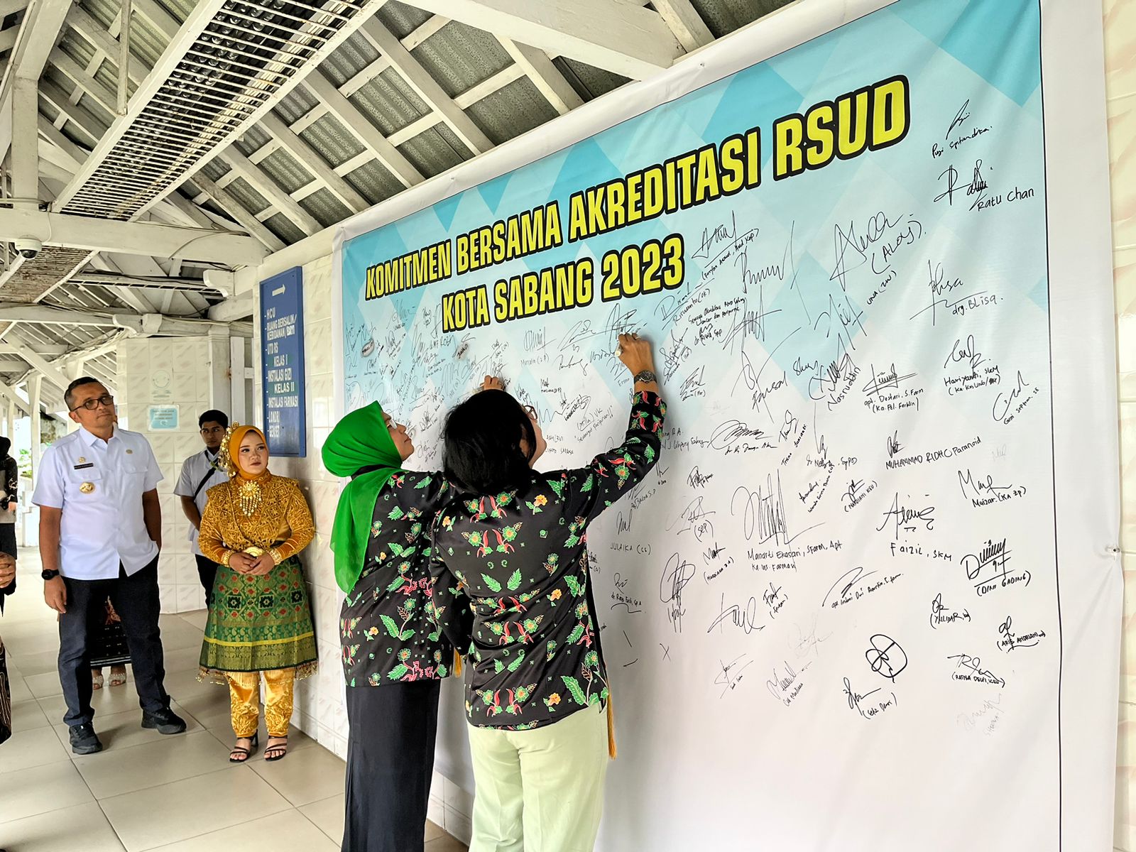 Pj Wali Kota Sabang Reza Fahlevi yang ikut hadir dalam Pembukaan survei akreditasi RSUD Kota Sabang, di Aula rumah sakit setempat, Kamis (14/12). (Foto: Prokopim Sabang)