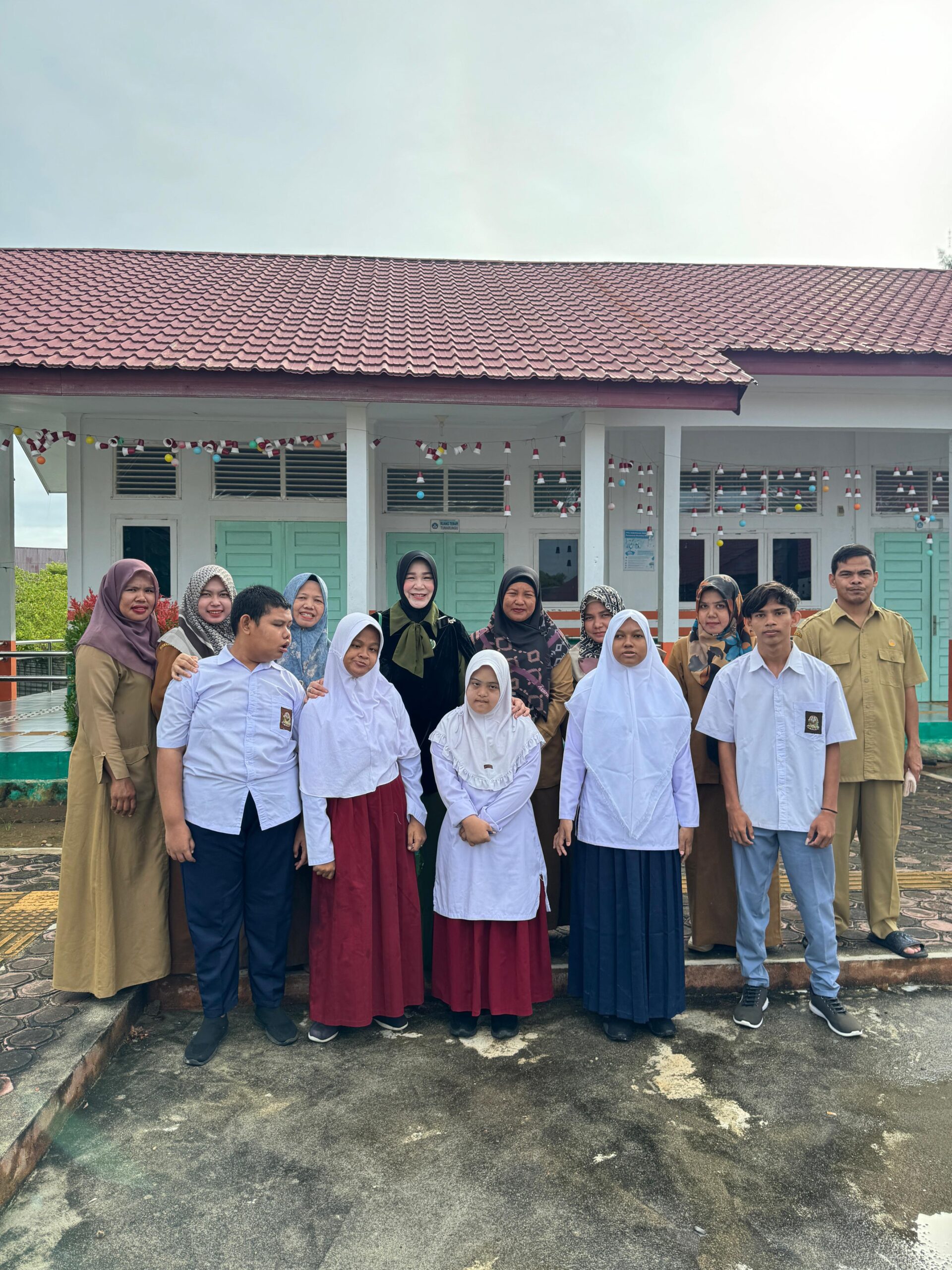 Anggota Komisi X DPR RI, Illiza Sa’aduddin Djamal saat mengunjungi SLB Aceh Jaya, Sabtu (16/12/2023). (Foto: Dok. MC Illiza Sa’aduddin Djamal)