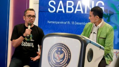 Pj Walikota Sabang, Reza Fahlevi, (kiri) bersama Sandiaga Uno saat konferensi pers dalam The Weekly Brief meluncurkan merek Pariwisata Sabang di Gedung Sapta Pesona Jakarta, Senin (18/12/2023). (Foto: Prokopim Sabang)