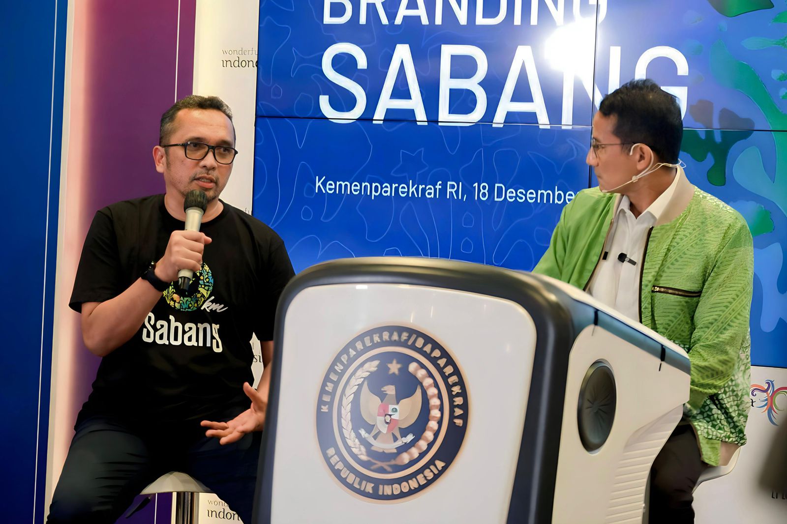 Pj Walikota Sabang, Reza Fahlevi, (kiri) bersama Sandiaga Uno saat konferensi pers dalam The Weekly Brief meluncurkan merek Pariwisata Sabang di Gedung Sapta Pesona Jakarta, Senin (18/12/2023). (Foto: Prokopim Sabang)