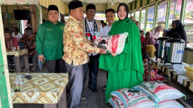 Anggota Komisi X DPR RI, Illiza Sa’aduddin Djamal saat meninjau warga yang terdampak banjir di Aceh Singkil. (Foto: MC Illiza Sa’aduddin Djamal)