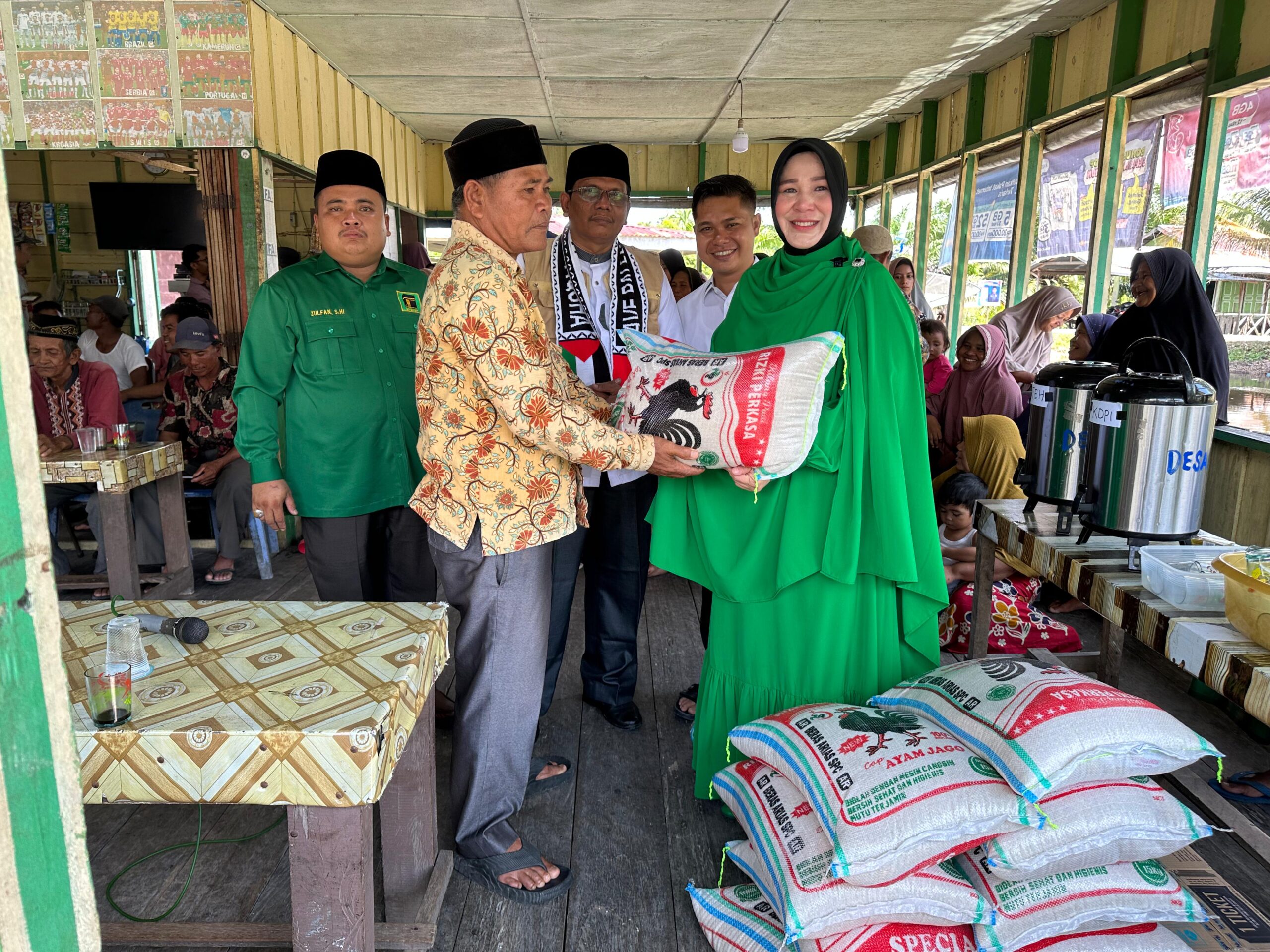 Anggota Komisi X DPR RI, Illiza Sa’aduddin Djamal saat meninjau warga yang terdampak banjir di Aceh Singkil. (Foto: MC Illiza Sa’aduddin Djamal)