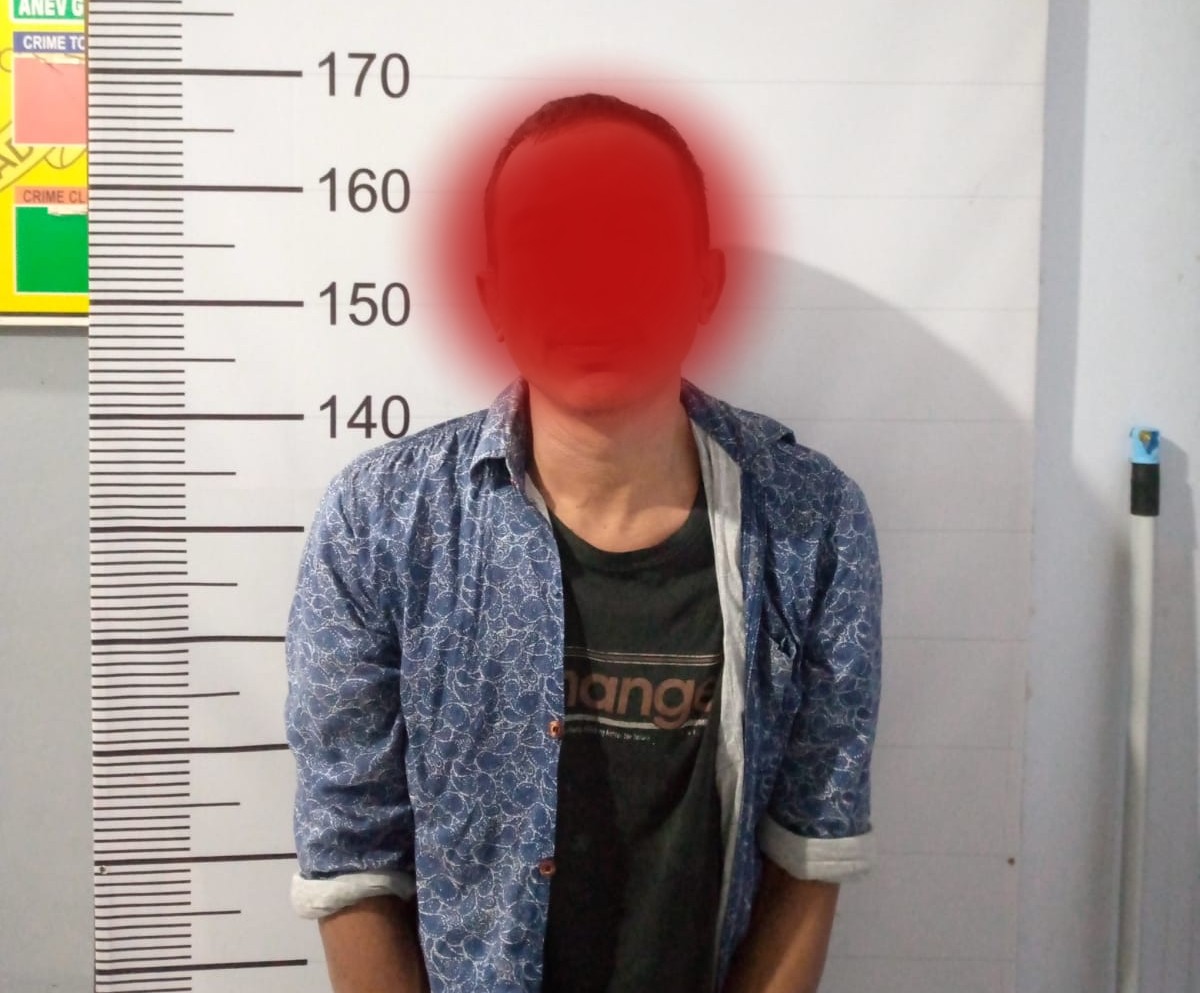 Polisi menangkap pengedar ganja di Waduk Kota Lhokseumawe, Minggu (17/12/2023). (Foto: Dok. Polres Lhokseumawe)