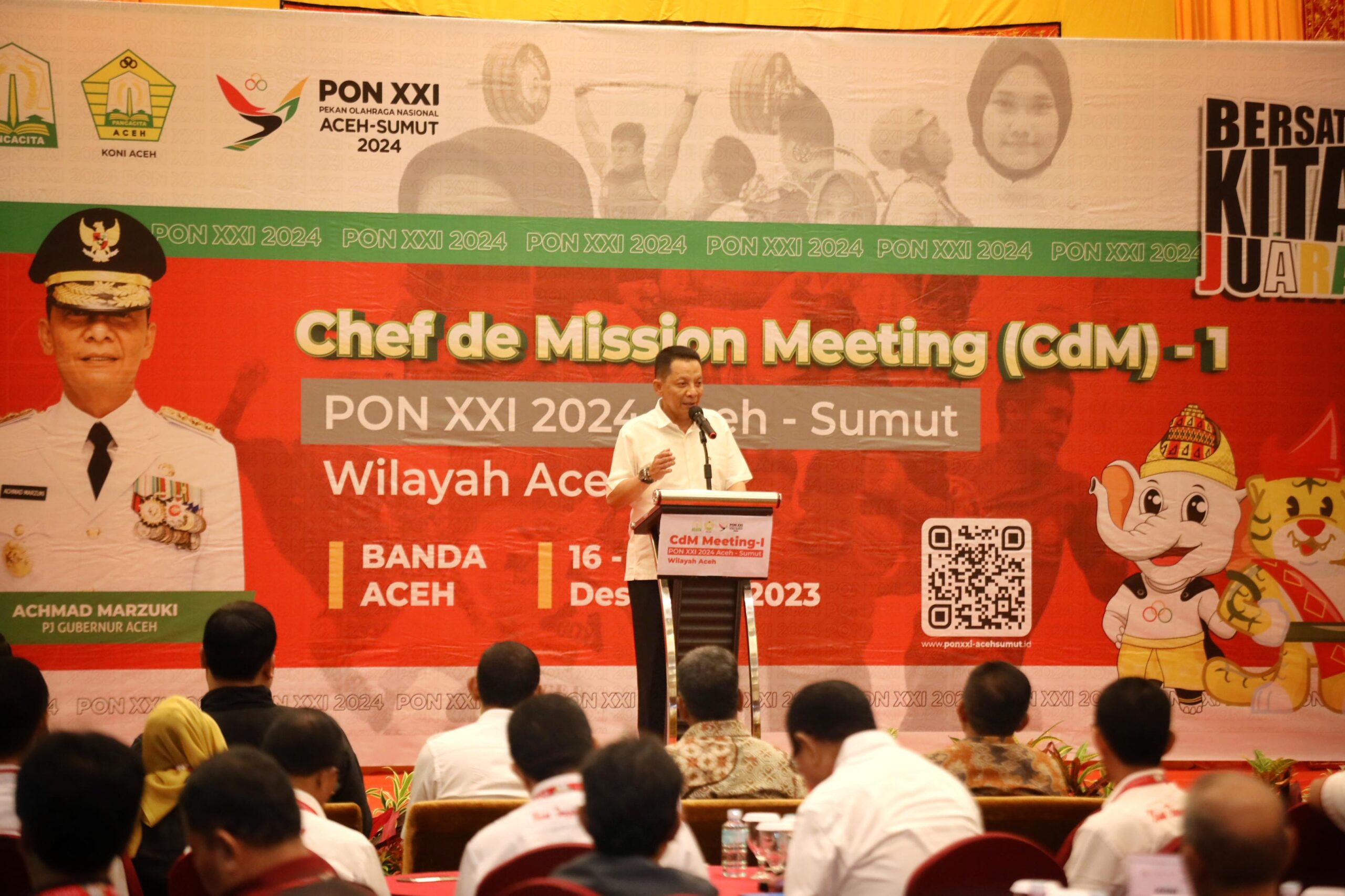 Pj Gubernur Aceh, Achmad Marzuki menyampaikan sambutan pada Chef de Mission Meeting (CdM) -1 PON XXI Aceh-Sumut, Wilayah Aceh di Hotel Hermes Palace, Banda Aceh, Sabtu, (16/12/2023). (Foto: Adpim Pemprov Aceh)
