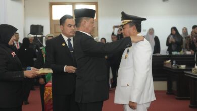 Penjabat Gubernur Aceh Achmad Marzuki, melantik Said Mulyadi sebagai Bupati Pidie Jaya definitif sisa masa jabatan 2019-2024, di ruang rapat DPRK, Senin (18/12/2023). (Foto: Dok. Adpim Pemprov Aceh)