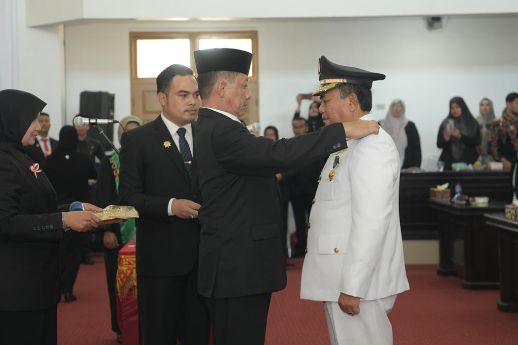 Penjabat Gubernur Aceh Achmad Marzuki, melantik Said Mulyadi sebagai Bupati Pidie Jaya definitif sisa masa jabatan 2019-2024, di ruang rapat DPRK, Senin (18/12/2023). (Foto: Dok. Adpim Pemprov Aceh)