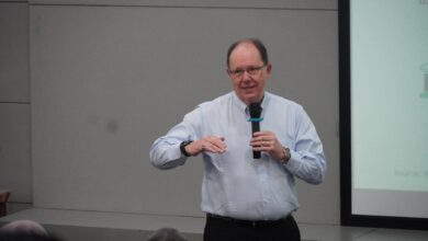 Dr. Marcus memaparkan materi dengan tema 'The Pathways for Oil&Gas Companies towards Low Carbon Future'. (Foto: Dok. Universitas Pertamina)