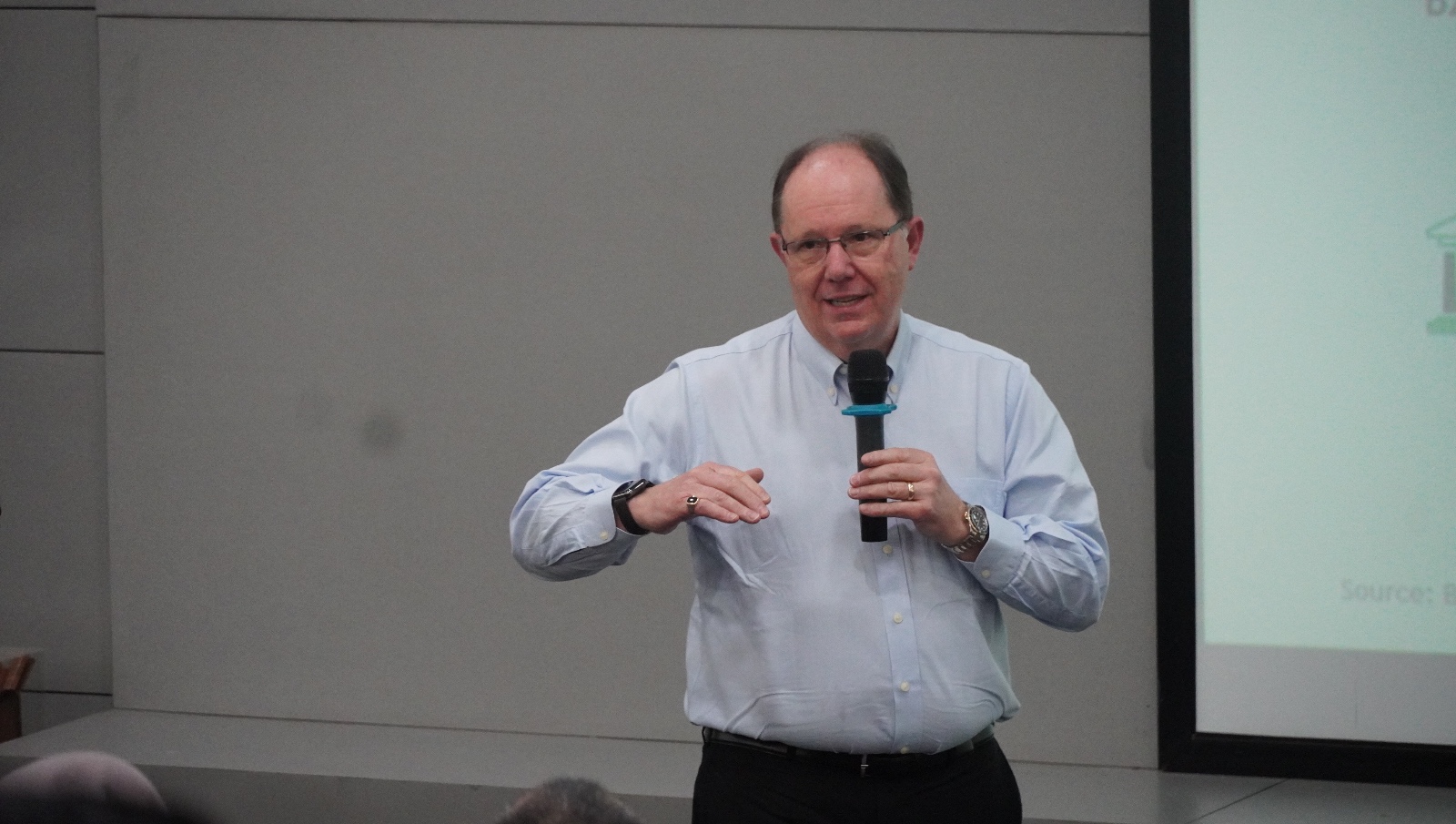 Dr. Marcus memaparkan materi dengan tema 'The Pathways for Oil&Gas Companies towards Low Carbon Future'. (Foto: Dok. Universitas Pertamina)