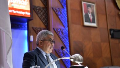 Sekda Aceh, Bustami menyampaikan saat menyampaikan tanggapan Gubernur Aceh terhadap Nota Keuangan dan Rancangan Qanun Aceh tentang APBA Tahun Anggaran 2024 di Gedung Utama DPR Aceh , Senin, (18/12/ 2023). (Foto: Adpim Pemprov Aceh)