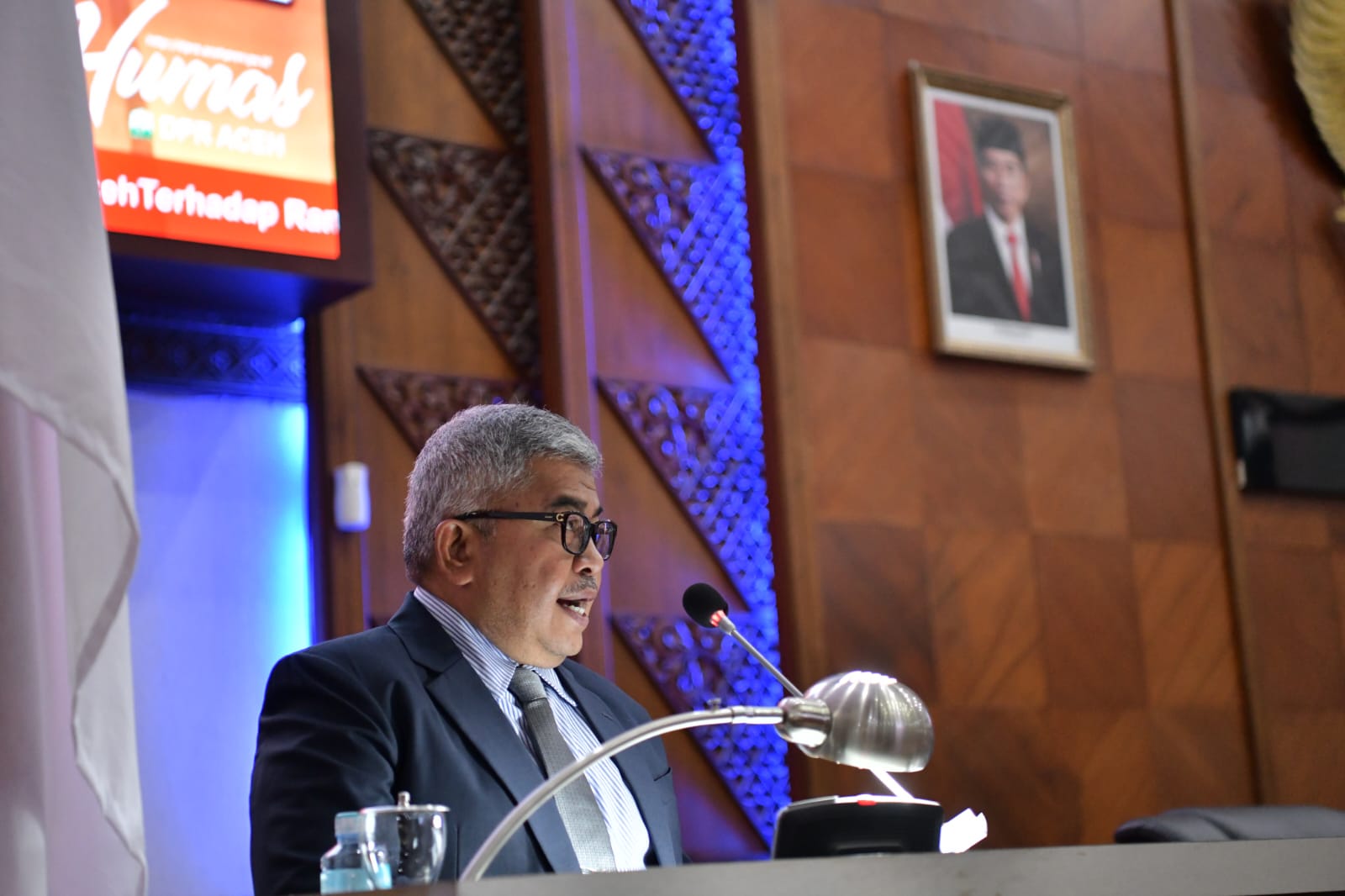 Sekda Aceh, Bustami menyampaikan saat menyampaikan tanggapan Gubernur Aceh terhadap Nota Keuangan dan Rancangan Qanun Aceh tentang APBA Tahun Anggaran 2024 di Gedung Utama DPR Aceh , Senin, (18/12/ 2023). (Foto: Adpim Pemprov Aceh)