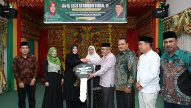 Anggota Komisi X DPR RI, Illiza Sa’aduddin Djamal memberikan bantuan mobil pustaka keliling untuk pemerintah Aceh Selatan. (Foto: Dok. MC Illiza Sa’aduddin Djamal)