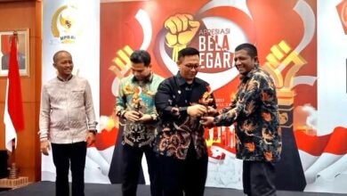 Penerimaan piagam penghargaan Apresiasi Bela Negara untuk Pj Wali Kota Sabang yang diwakili Asisten Pemerintahan, Keistimewaan Aceh dan Kesejahteraan, Setdako Sabang, Naufal didampingi Kepala Badan Kesbangpol T. Ramli Angkasa, di Gedung Nusantara V DPR-RI Jakarta, Selasa, (19/12/2023). (Foto: Dok. Prokopim Sabang)