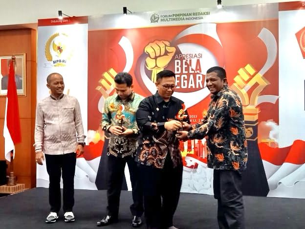 Penerimaan piagam penghargaan Apresiasi Bela Negara untuk Pj Wali Kota Sabang yang diwakili Asisten Pemerintahan, Keistimewaan Aceh dan Kesejahteraan, Setdako Sabang, Naufal didampingi Kepala Badan Kesbangpol T. Ramli Angkasa, di Gedung Nusantara V DPR-RI Jakarta, Selasa, (19/12/2023). (Foto: Dok. Prokopim Sabang)