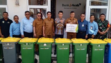 Penyerahan 17 unit tong sampah mobile dari Bank Aceh kepada Pemerintah Kota Banda Aceh melalui Dinas Koperasi UKM dan Perdagangan Kota Banda Aceh, di Pasar Almahirah, Kota Banda Aceh, Selasa (19/12/2023). (Foto: Dok. Bank Aceh)