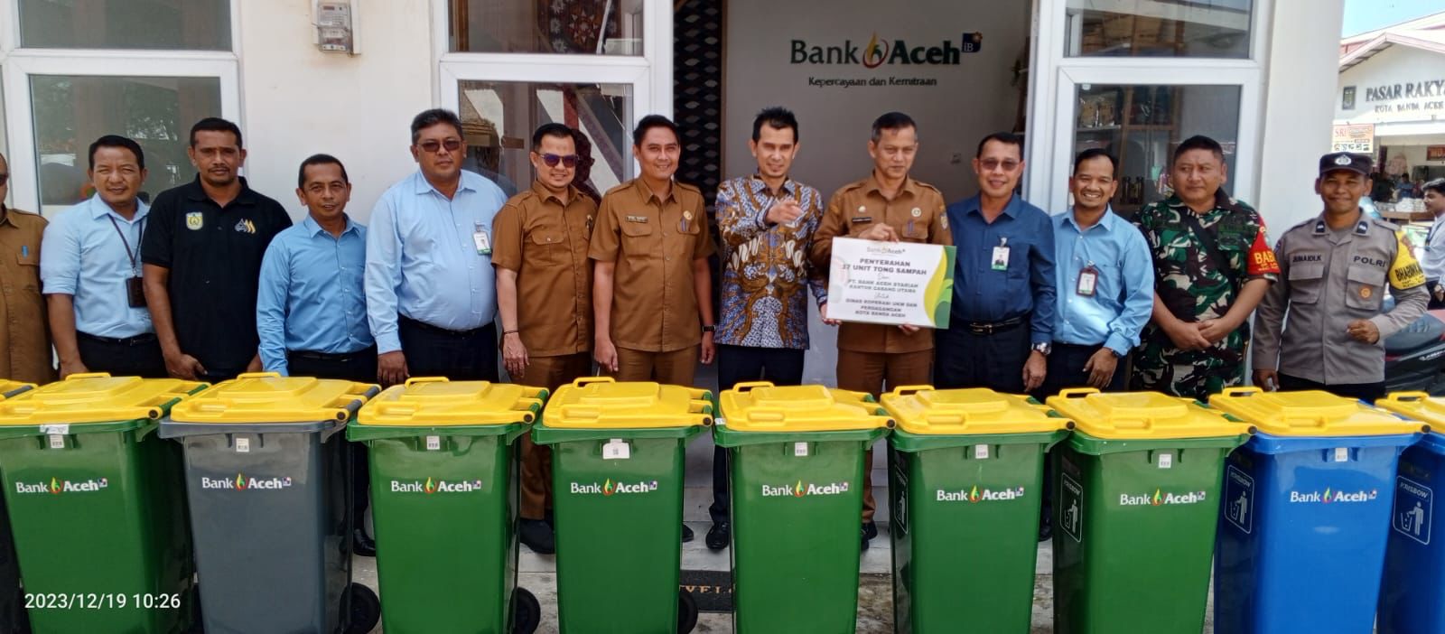 Penyerahan 17 unit tong sampah mobile dari Bank Aceh kepada Pemerintah Kota Banda Aceh melalui Dinas Koperasi UKM dan Perdagangan Kota Banda Aceh, di Pasar Almahirah, Kota Banda Aceh, Selasa (19/12/2023). (Foto: Dok. Bank Aceh)