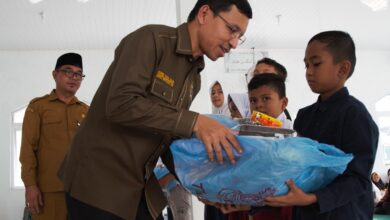 Ketua DPRK Banda Aceh, Farid Nyak Umar menyerahkan bantuan kepada anak yatim di Banda Aceh. (Foto: Dok. Humas DPRK Banda Aceh)