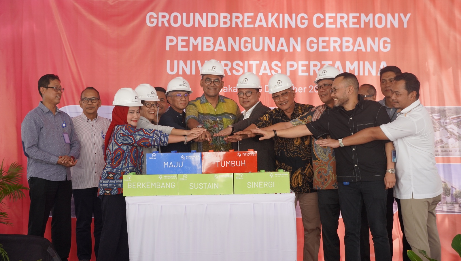 Foto bersama Presiden Direktur Pertamina Foundation (PF), Rektor Universitas Pertamina (UPER), Vice President Asset Infrastructure Pertamina, Jajaran Dewan Pengawas PF, Ketua Persatuan Wanita Patra, dan Jajaran Pimpinan PF serta UPER. (Foto: Dok. Kampus Pertamina)