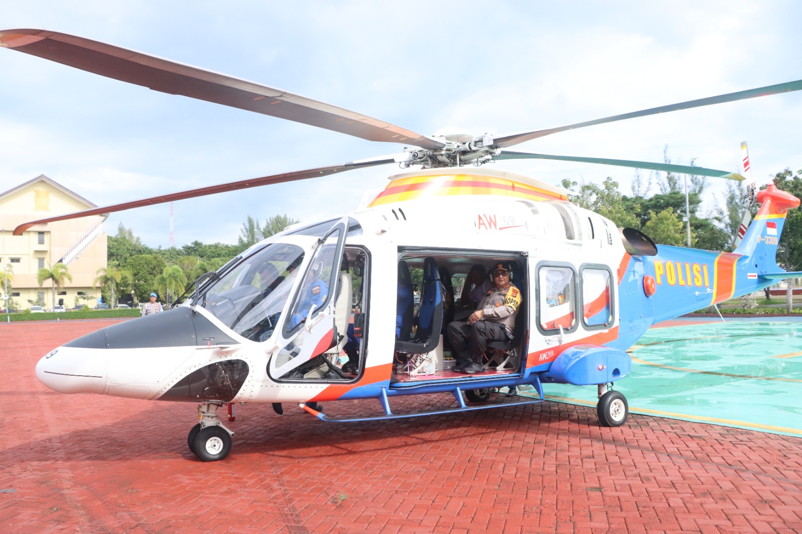 Kapolda Aceh Irjen Achmad Kartiko melaksanakan patroli udara mengantisipasi kedatangan pengungsi Rohingnya, Rabu, (20/12/2023). (Foto: Dok. Polda Aceh)