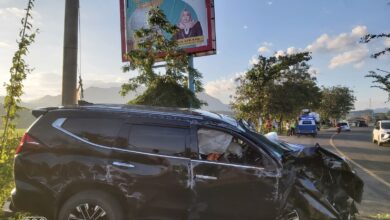 Mobil Pajero Sport mengalami kecelakaan tunggal menabrak tia baliho di kawasan Gampong Lampisang, Kecamatan Peukan Bada, Aceh Besar, Kamis (21/12/2023). (Foto: Dok. Polresta Banda Aceh)