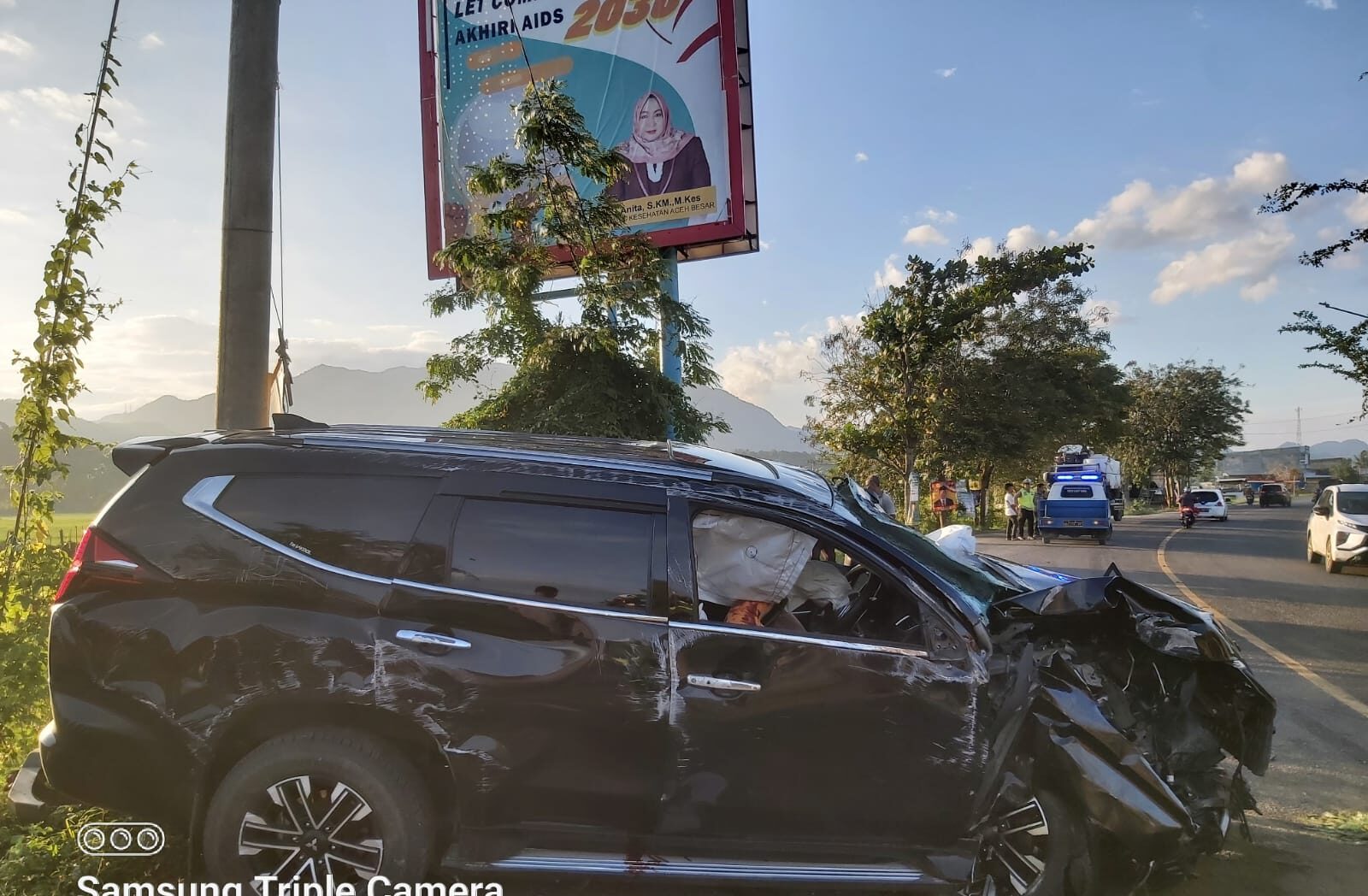 Mobil Pajero Sport mengalami kecelakaan tunggal menabrak tia baliho di kawasan Gampong Lampisang, Kecamatan Peukan Bada, Aceh Besar, Kamis (21/12/2023). (Foto: Dok. Polresta Banda Aceh)