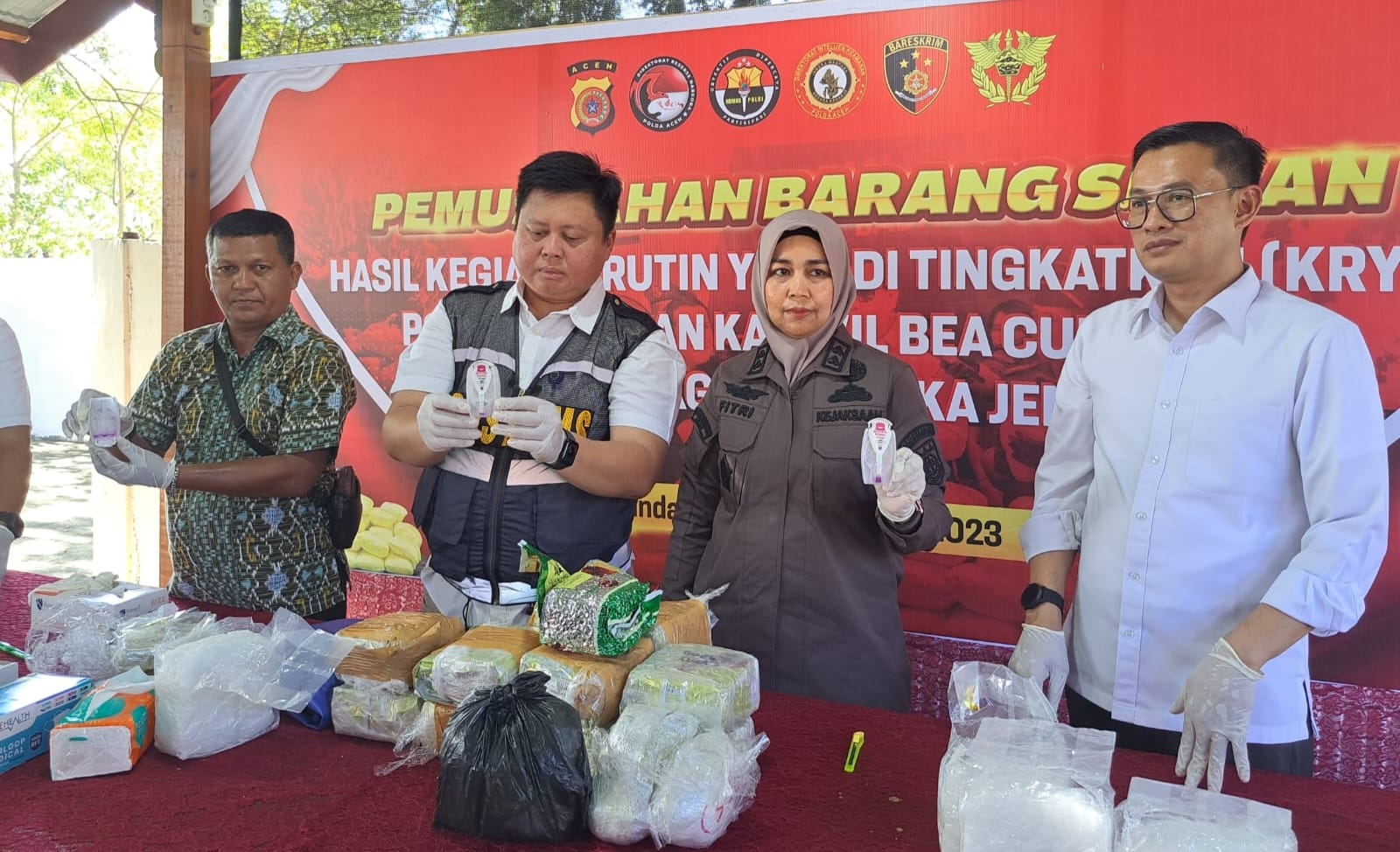 Polisi memusnahkan barang bukti sitaan berupa narkotika sabu seberat 21 kilogram di Komplek Mapolda Aceh, Jeulingke, Kota Banda Aceh, Kamis, (21/12/2023). (Foto: Dok. Polda Aceh)