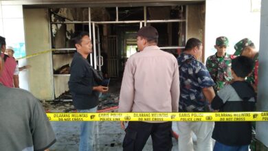 Polisi melakukan olah TKP di kantor Dinas Kesehatan Aceh Timur usai dibakar RA, Jumat, (22/12/2023). (Foto: Dok. Polisi)