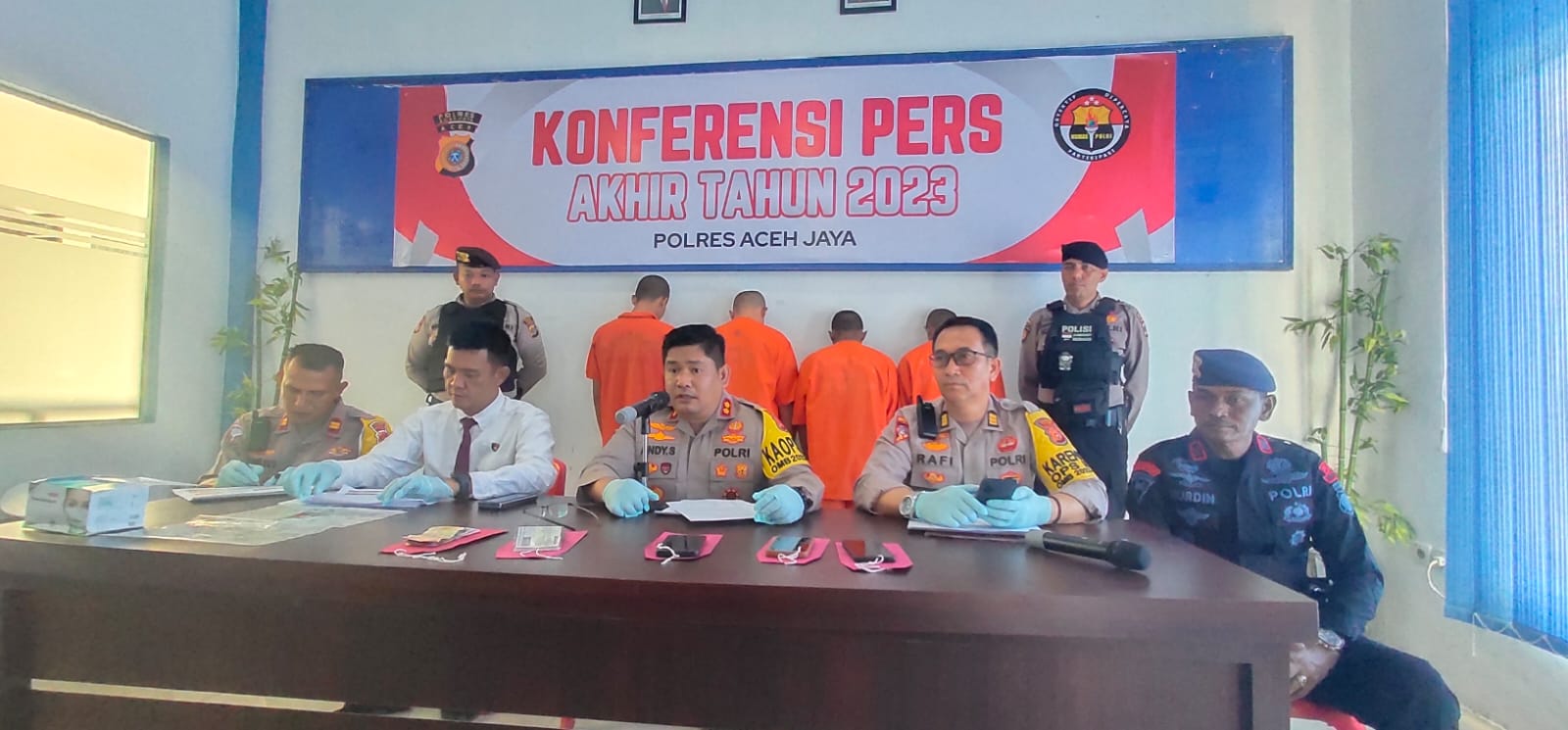 Kapolres Aceh Jaya Andy Sumarta memaparkan sejumlah kasus akhir tahun 2023 saat konferensi pers di Aula Satlantas Aceh Jaya, Kamis (21/12/2023). (Foto: Distori/Dok. Polres Aceh Jaya)
