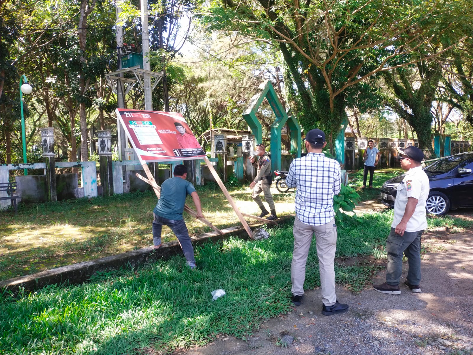 Ratusan Alat Peraga Kampaye dibongkar paksa di zona terlarang disepanjang jalan Nasional Banda Aceh - Meulaboh, Kamis (21/12/2023). (Foto: Distori/Dok. Satpol PP)