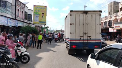 Polisi lalulintas mengamankan lokasi kecelakaan yang mengakibatkan seorang Balita meninggal dunia di Keude Punteut, Kecamatan Blang Mangat, Kota Lhokseumawe. (Foto: Dok. Polres Lhokseumawe)