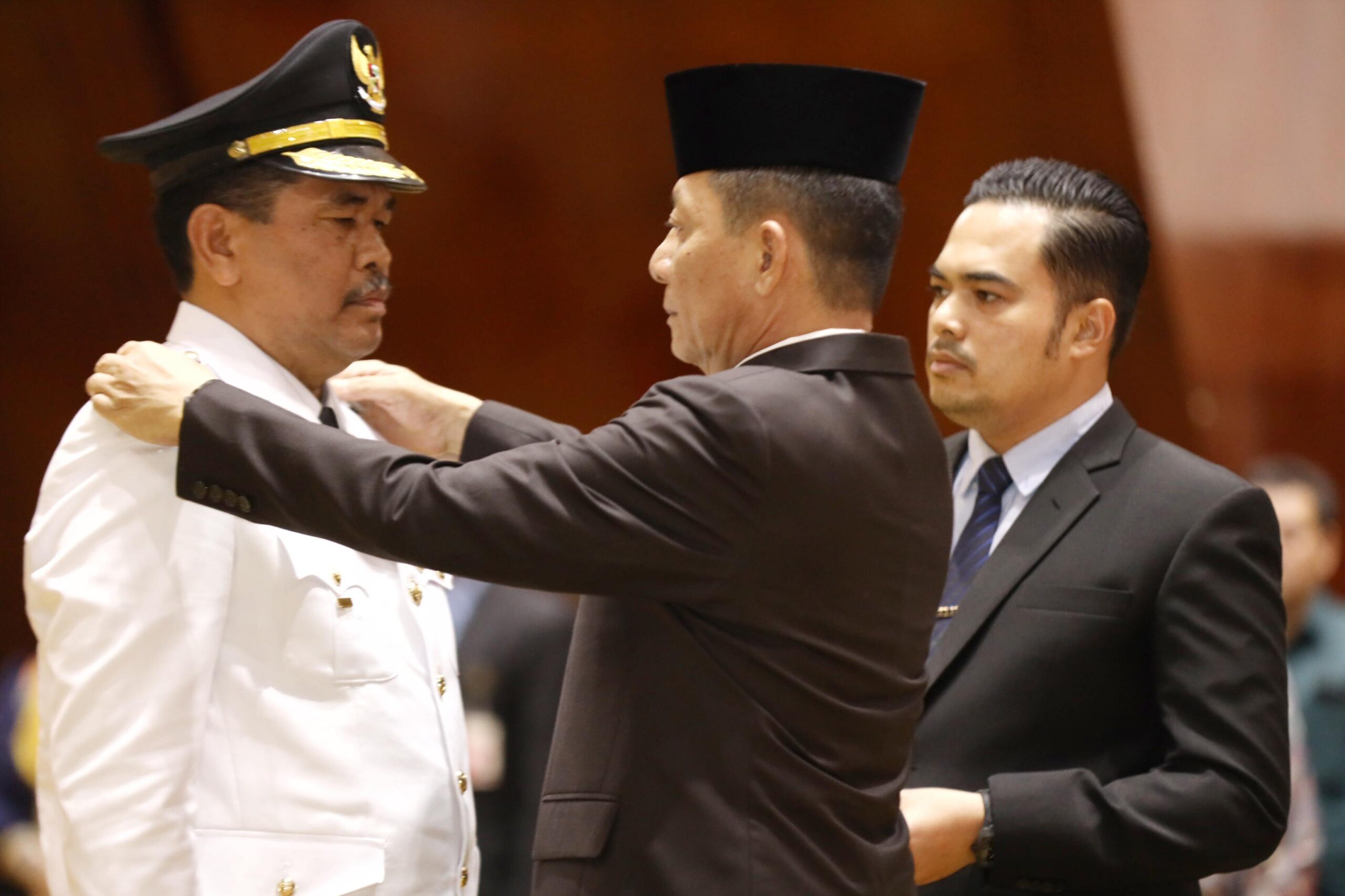Pj Gubernur Aceh, Achmad Marzuki mengambil sumpah melantik Kepala DLHK Aceh, A. Hanan sebagai Pj Walikota Lhokseumawe di Anjong Mon Mata, Banda Aceh, Jumat, (22/12/2023). (Foto: Adpim Pemprov Aceh)