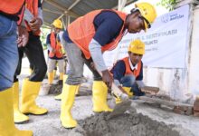 Peserta sertifikasi sedang mempraktekkan aplikasi keterampilan langsung di depan asesor dalam kegiatan sertifikasi tenaga ahli konstruksi di UDKP Kecamatan, Lhoknga,  Aceh Besar, Rabu, (20/12/2023). (Foto: Distori/Riza Azhari)