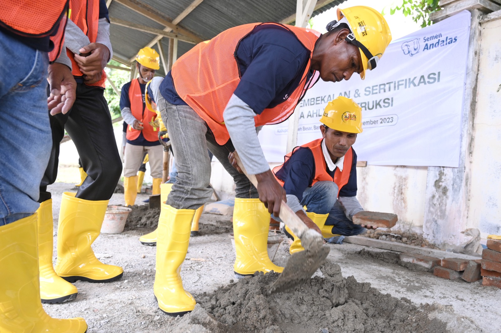 Peserta sertifikasi sedang mempraktekkan aplikasi keterampilan langsung di depan asesor dalam kegiatan sertifikasi tenaga ahli konstruksi di UDKP Kecamatan, Lhoknga,  Aceh Besar, Rabu, (20/12/2023). (Foto: Distori/Riza Azhari)